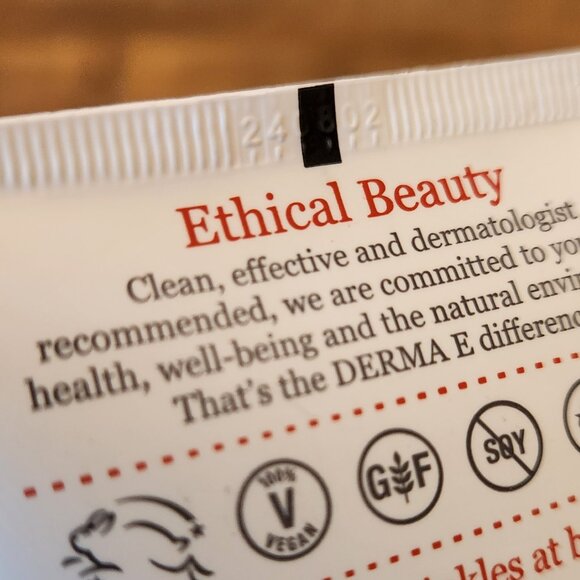 NEW DERMA E Anti-Wrinkle Scrub - Picture 7 of 8